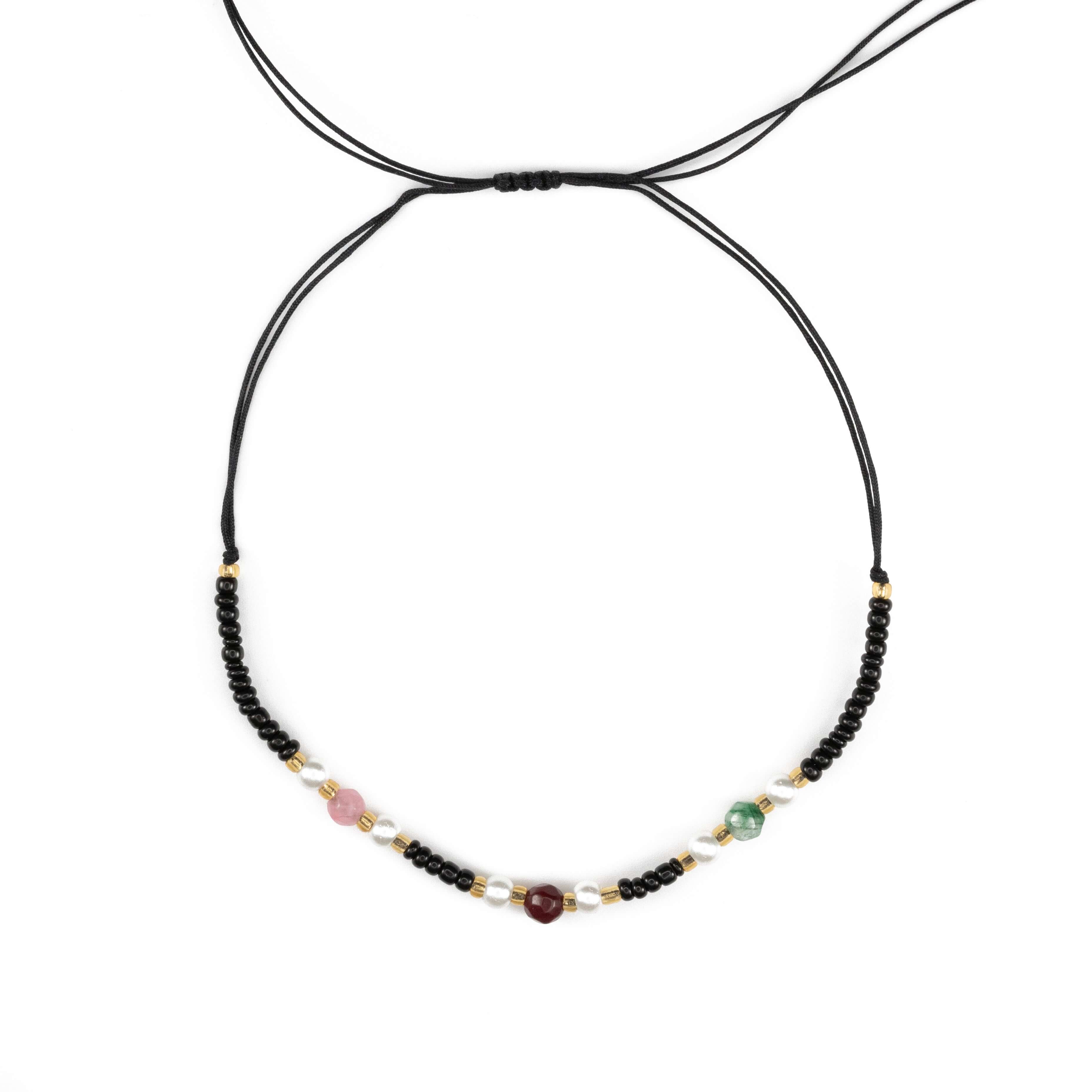 Бохо колиен с черни мъниста и цветни акценти, ръчно изработен аксесоар с регулируема дължина.