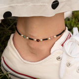 Бохо гривна за глезен с цветни мъниста и текстилен конец, регулируема и стилна.