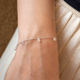 Сребърна гривна Crystal Whisper S925 с малки кристалчета, нежно поклащащи се при движение.