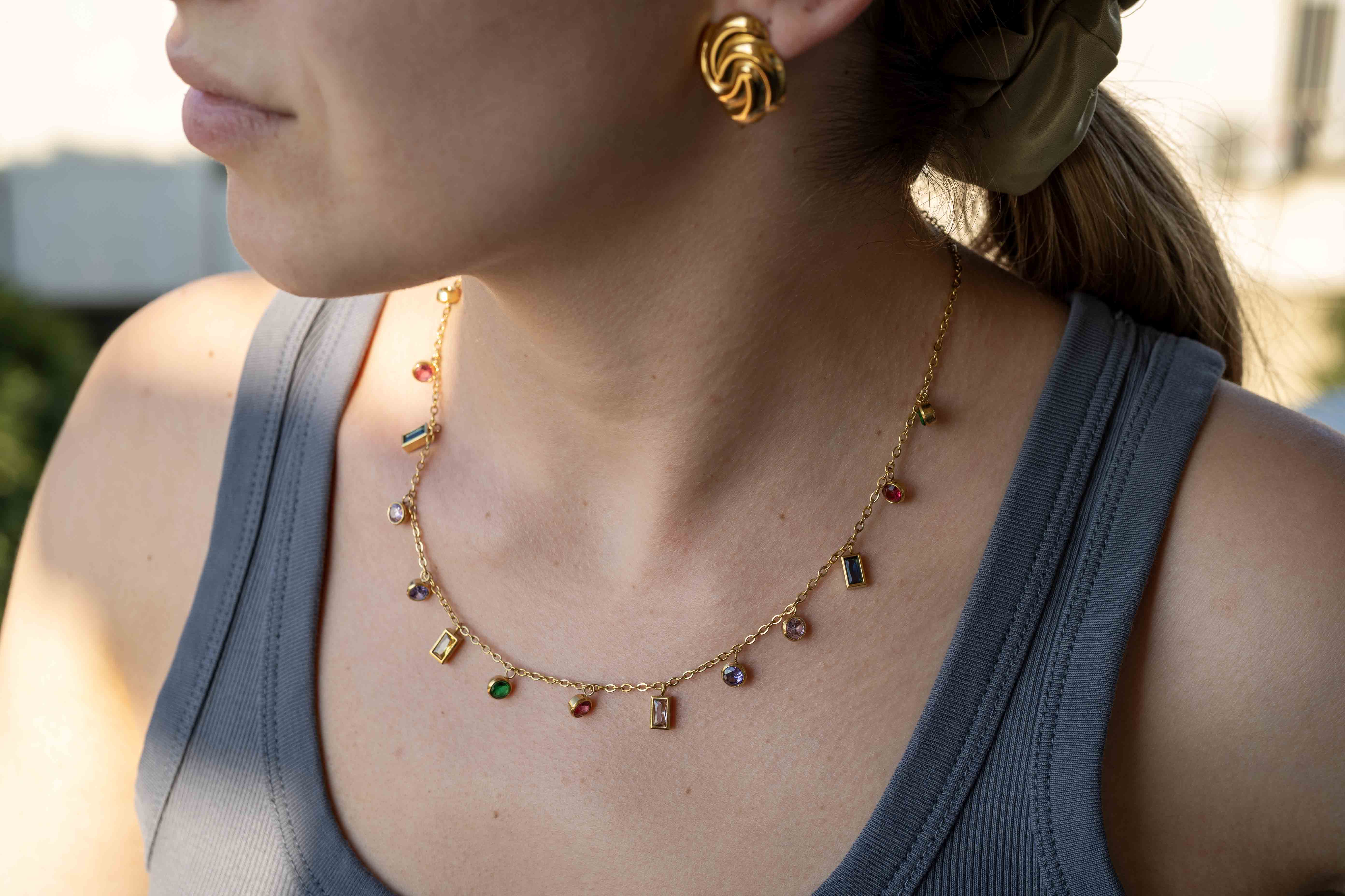 Колие Цветен Циркон с 18К Позлата, златист цвят, изработено от медицинска стомана 304L и циркон.