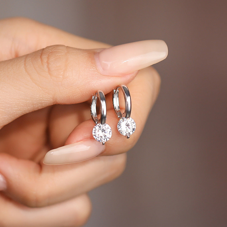 Сребърни Обеци Liora S925, изработени от стърлингово сребро с блестящи камъни.