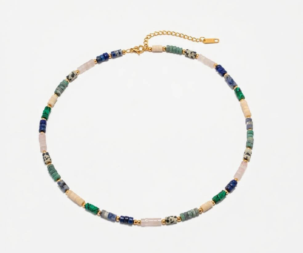 Колие Wave с мъниста и 18к златно покритие, изработено от медицинска стомана 304L в многоцветен дизайн.