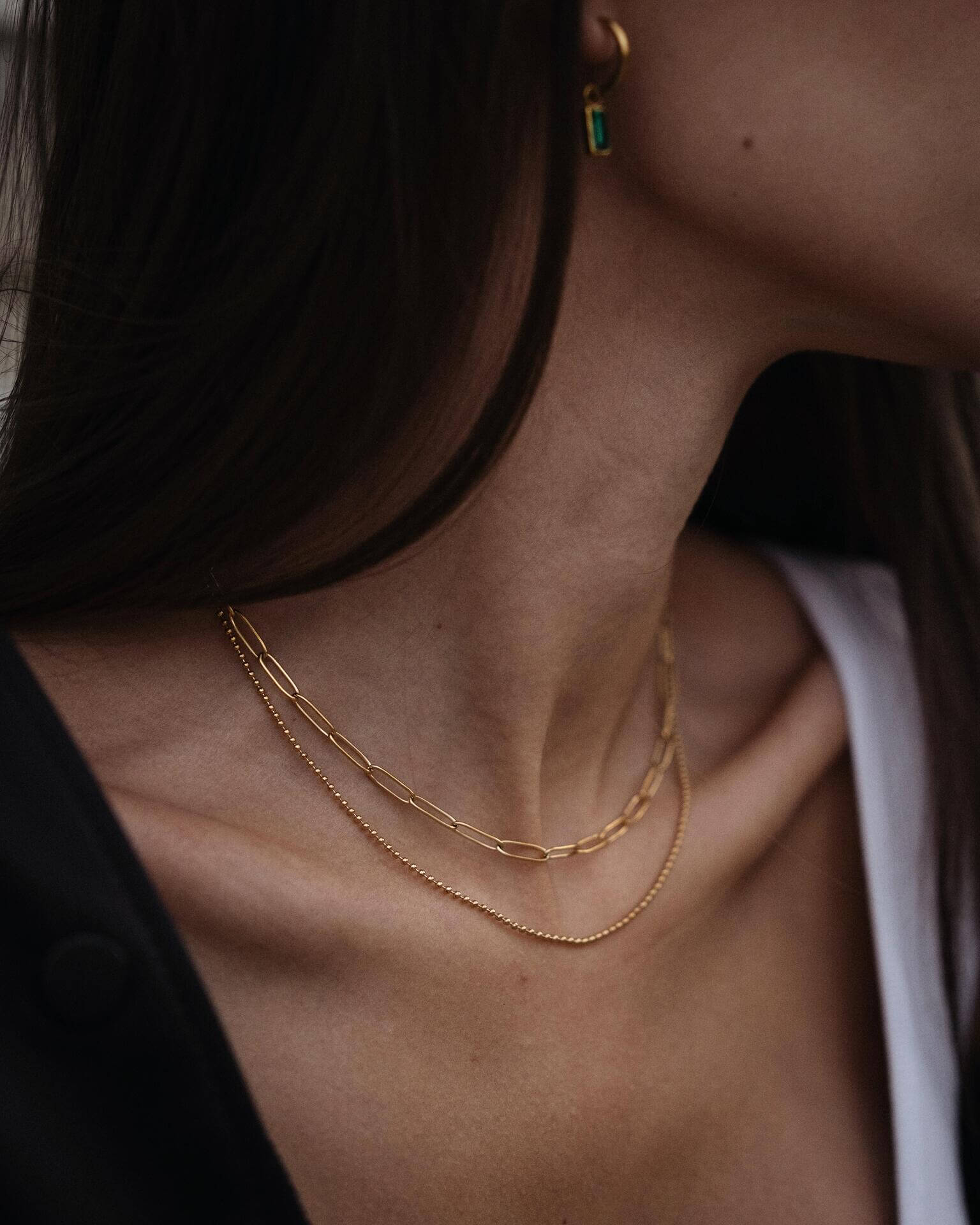 Изискано двойно златисто колие с 18К покритие, което подчертава стила и елегантността.