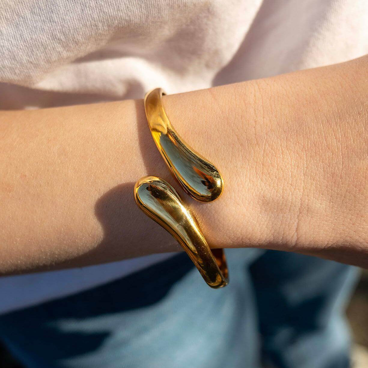 Гривна с 18К златно покритие, изработена от медицинска стомана, стилен аксесоар за свързаност и елегантност.