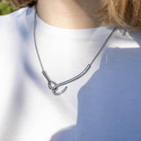 Колие от медицинска стомана, символизиращо свързаност в златисто и сребристо, елегантен дизайн.