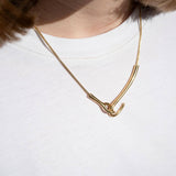 Колие от медицинска стомана, символизиращо свързаност в златисто и сребристо, елегантен дизайн.