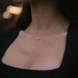 Сребърно колие с опал и диамант, 18K златно покритие, излъчва елегантност и стил.